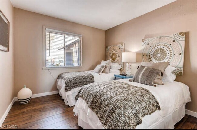 Foto del edificio - 4255 Hazelcrest Dr