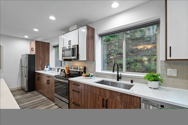 Foto del edificio - West Seattle - 3 Bedroom - 2.5 Bathroom w/ AC!