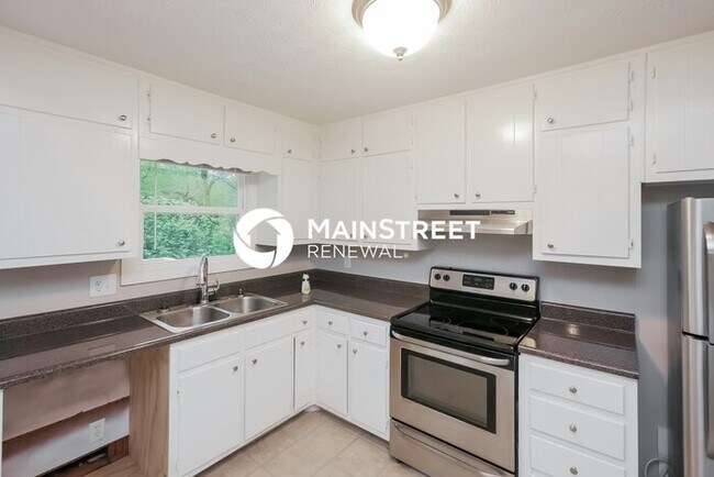 Building Photo - 3 Bedroom Pet-Friendly Home in Morrow, GA with Main Street Renewal