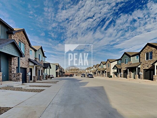 Building Photo - $1715 Beautiful 3 bed 2.5 bath townhome! Ready on 4/10!