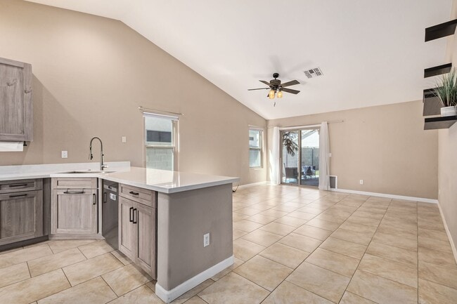 Foto del edificio - 10778 W Cambridge Ave