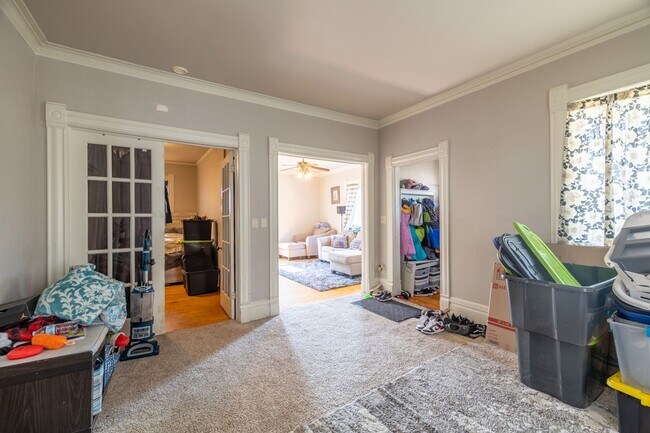 Building Photo - For Rent: 5 bed / 2 bath home in Oshkosh