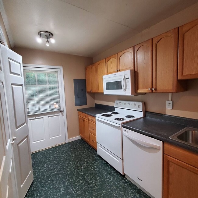 Building Photo - Spacious 3-Bedroom Home with Fireplace, an...