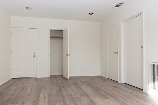 Building Photo - 8635 Cashio St