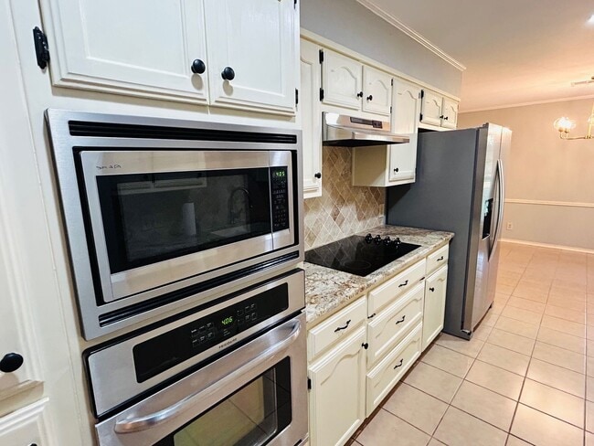 Building Photo - Spacious and Updated Hewitt Home