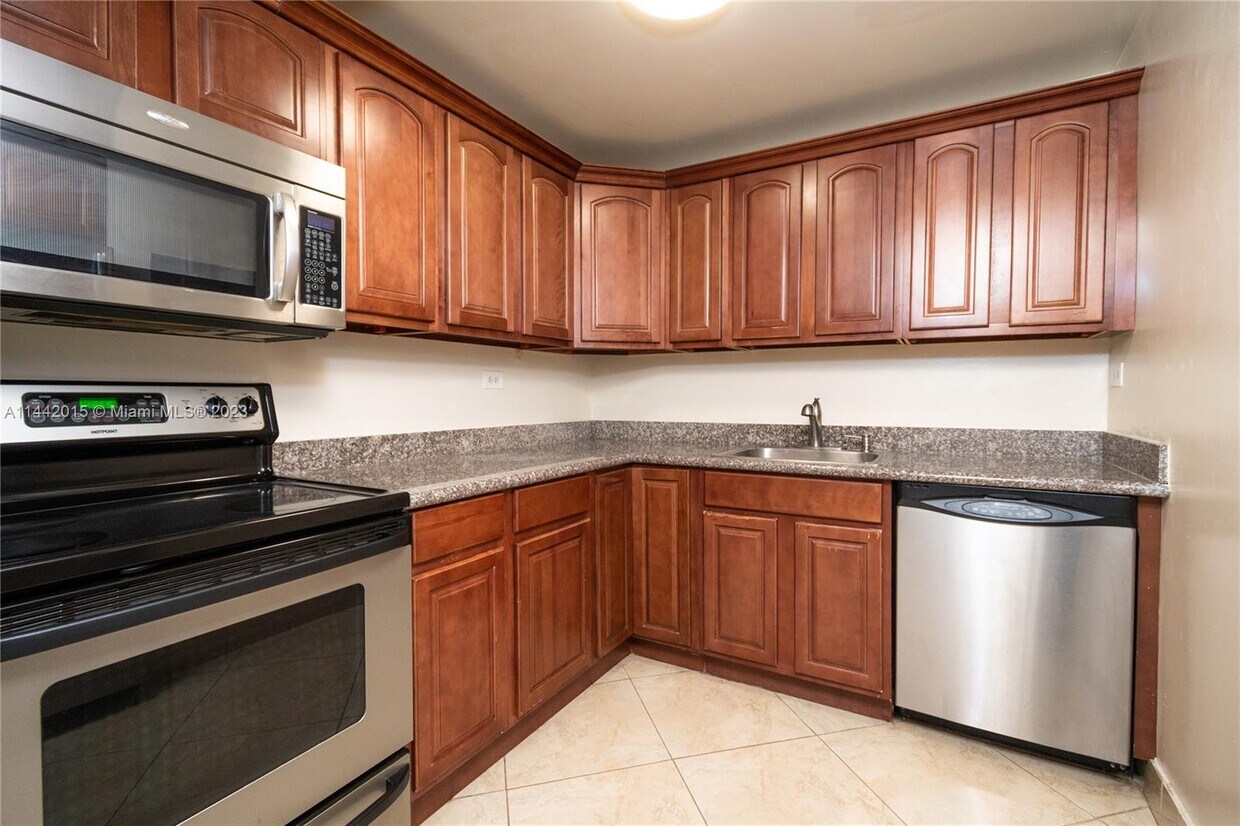 Foto principal - 1720 NW N River Dr