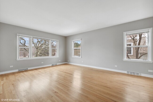 Foto del edificio - 2490 Green Bay Rd
