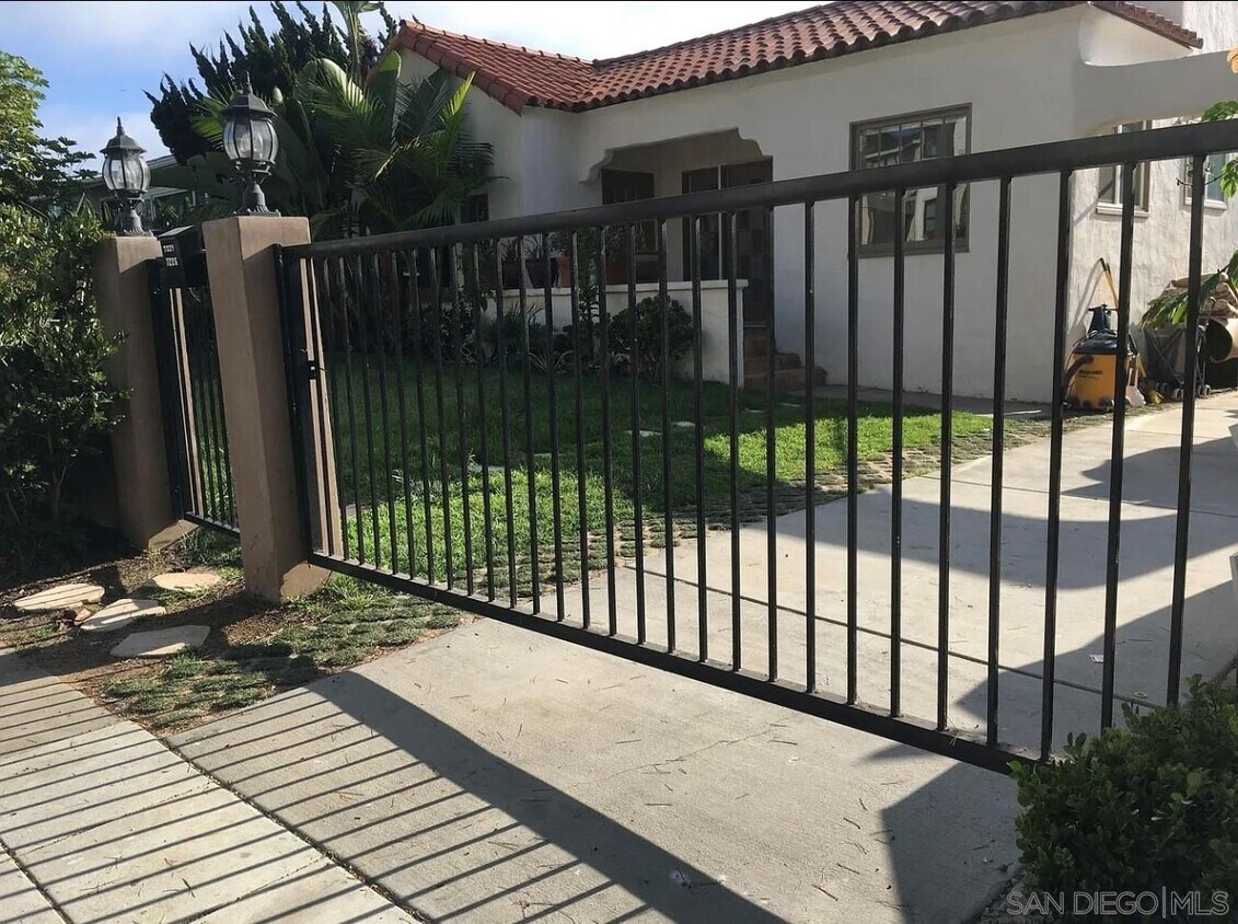 Foto principal - 7224 Fay Ave