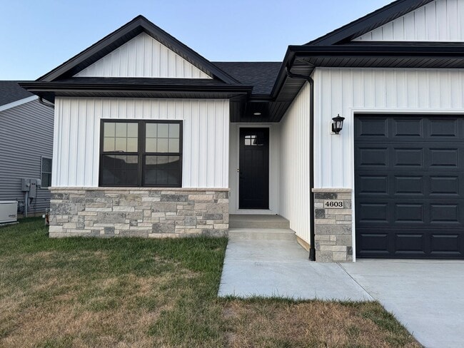 Foto del edificio - New Construction! West side location. 4br, 3bth, 2crg, Finished basement. All new stainless steel...