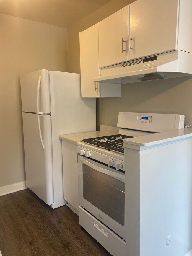 105 Kitchen - 4550 Overland Ave