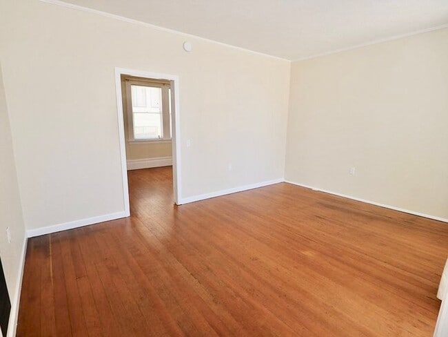 Building Photo - Charming North Beach Unit w/Parking
