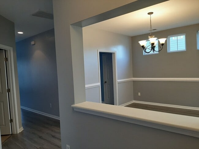 Building Photo - 194 Avonshire Dr