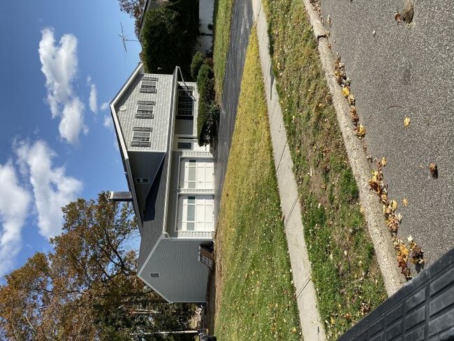 Building Photo - 4 bedroom in Hauppauge NY 11788