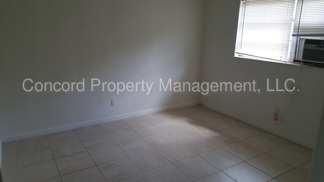 Building Photo - 1827 Park Ln