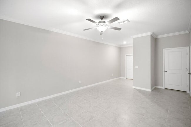 Building Photo - Like New Townhome FOR RENT in Willow Square!