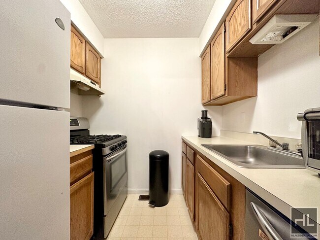 Foto del edificio - 2-Bed/1-Bath on Top floor of Duplex in Bed...