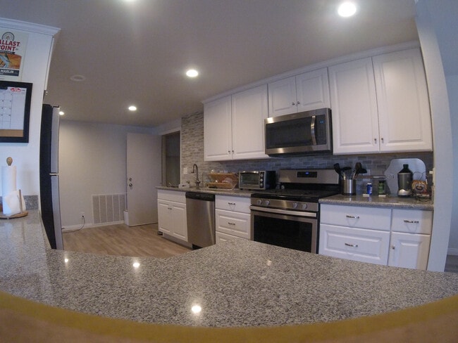 Foto del edificio - 6684 Reservoir Ln