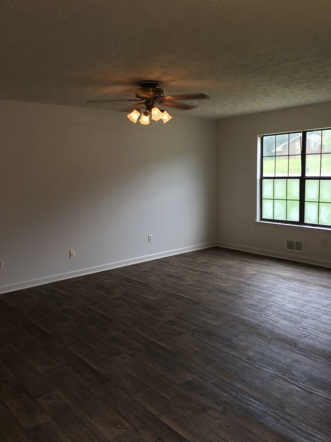 Building Photo - 2 Bedroom 1 Bathroom Duplex
