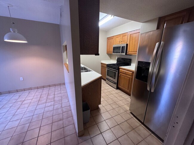 Building Photo - Charming 2 Bedroom