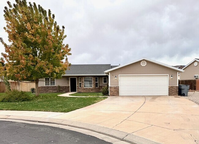 Foto del edificio - Charming 3 Bed, 2 Bath Home in Quiet Cul-de-Sac – Pet Friendly!! RV Parking!