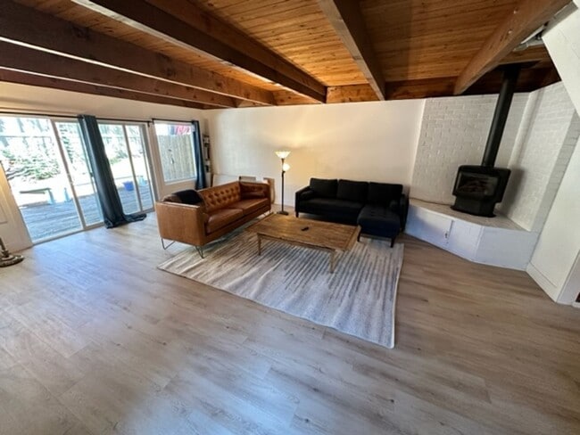 Building Photo - Large 2Bd back unit, partially furnished i...