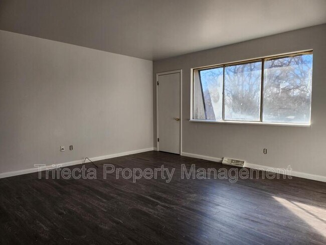 Foto del edificio - 2739 Leisure Dr