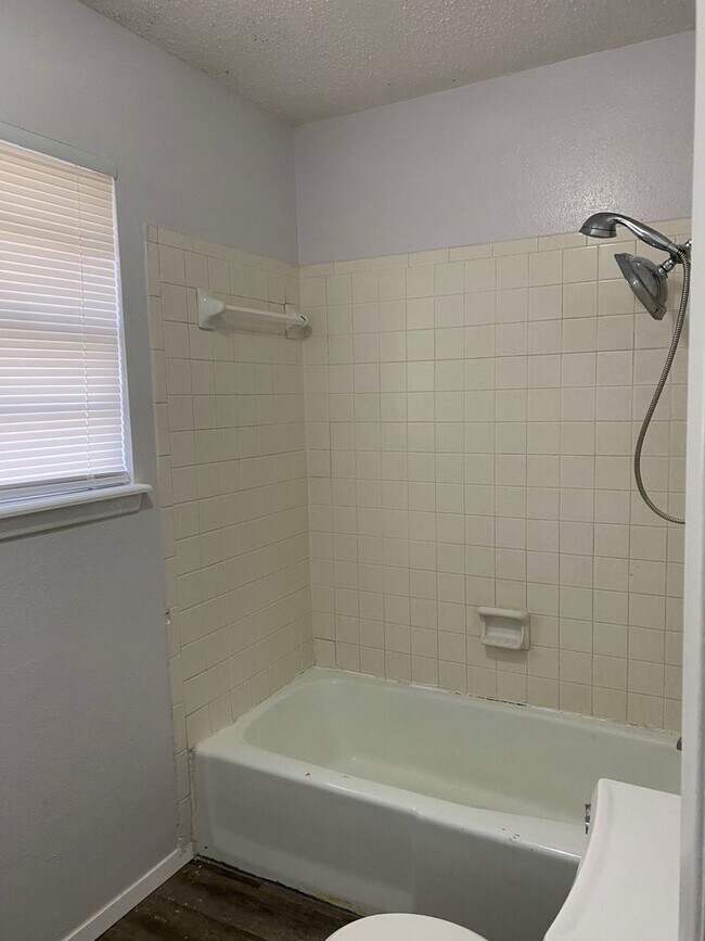 Building Photo - Spacious 4 Bedroom, 2 Bathroom over 1700 sqft. Duplex in Westridge!