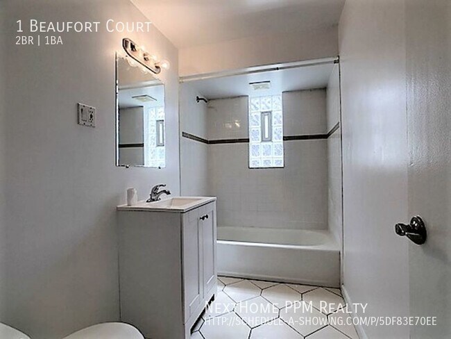 Foto del edificio - Brookline 2 Bedroom with Garage, AC & Dish...