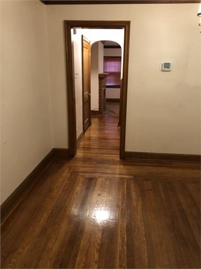 Building Photo - Charming Two Bedroom Close to Kanawha Boul...