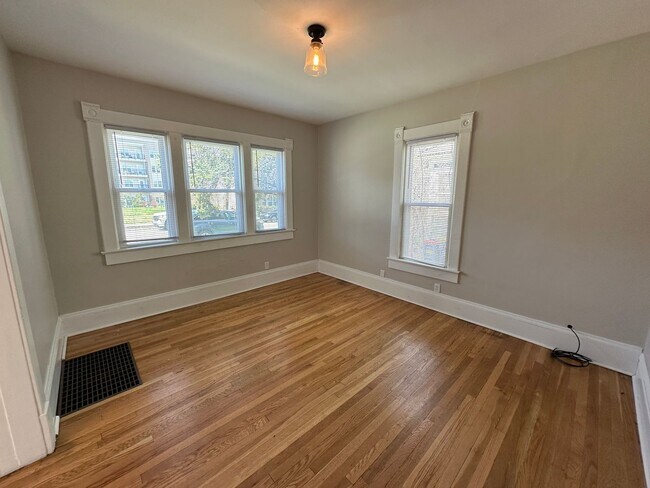 Building Photo - 414 Grand NE
