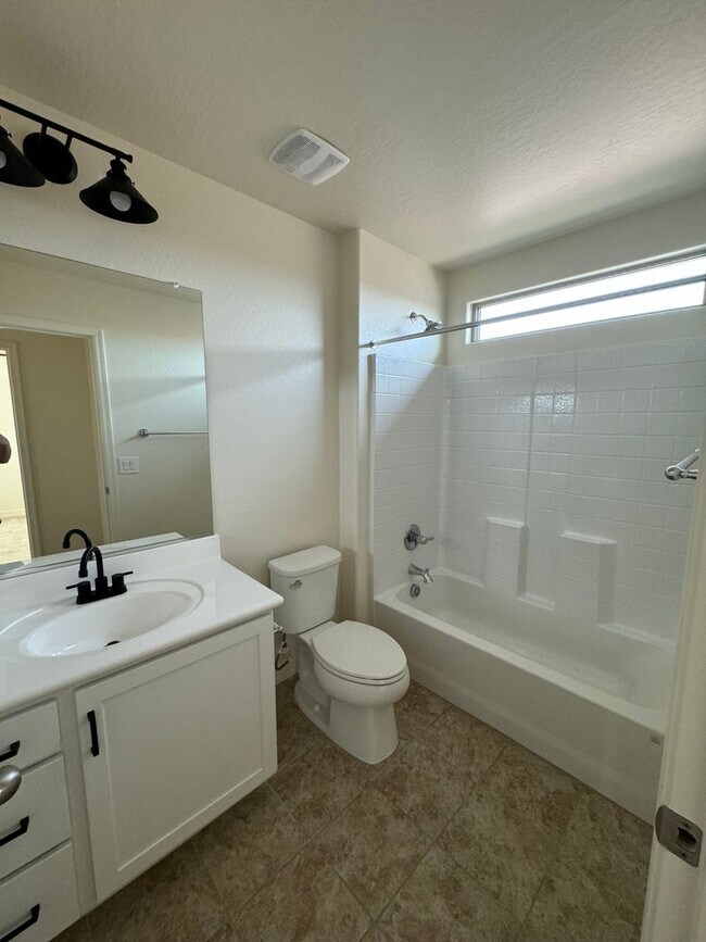Foto del edificio - LIKE NEW 4 BEDROOM IN SURPRISE