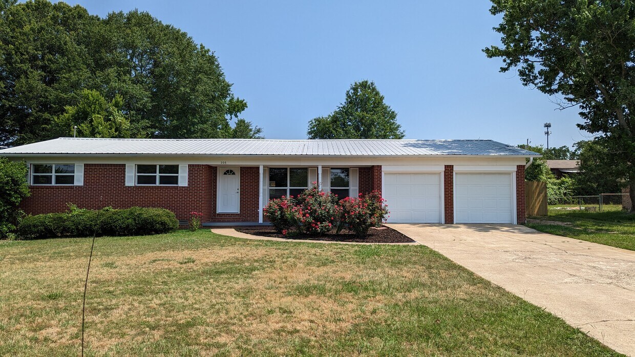 Primary Photo - 206 Mockingbird St