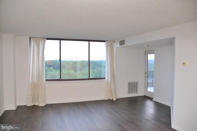 Building Photo - 10101 Grosvenor Pl