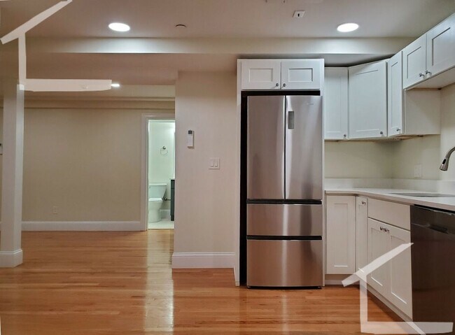 Foto del edificio - Coolidge Corner Area, In-Unit Washer and Dryer,  Parking for Rent