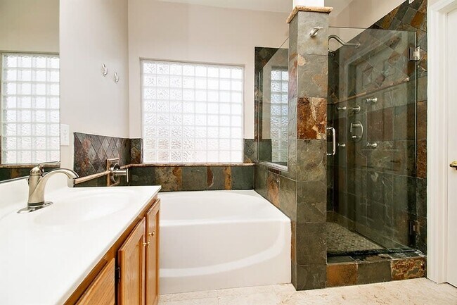Foto del edificio - 558 Clement Ct