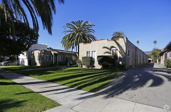 Building Photo - 421-425 Riverdale Dr