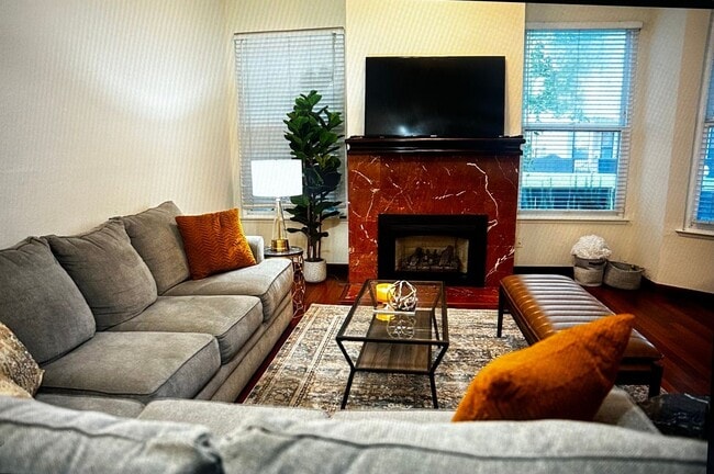 Building Photo - 2 br, 2 bath House - 2890 Huntington Blvd ...