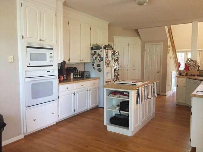 Foto del edificio - 3 Bedroom house in walking distance to Lake Robinson!