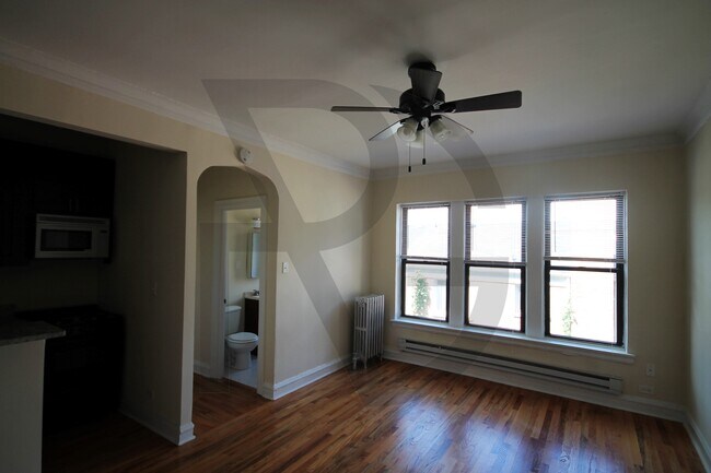 Building Photo - 4614 N Paulina St