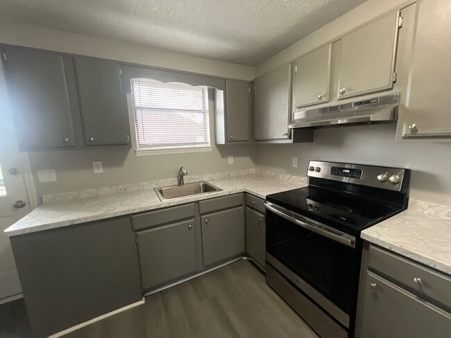 Building Photo - 2 Bedroom, 1 bath, 1 Story Duplex