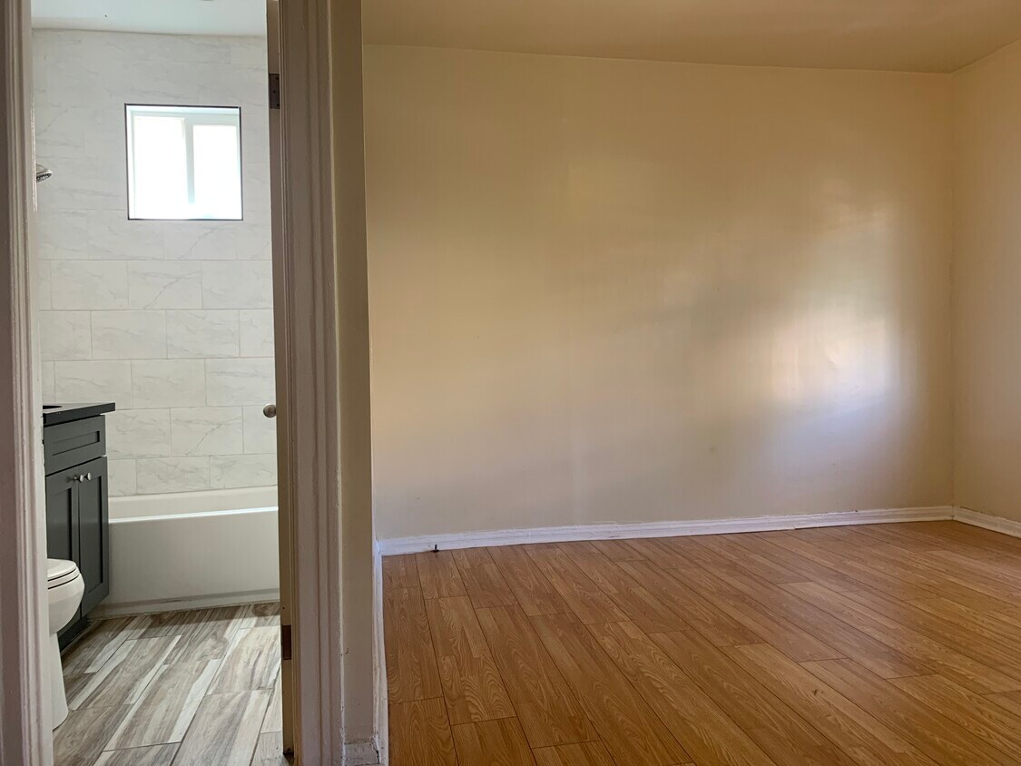 Studio apartment - 158 S Berendo St