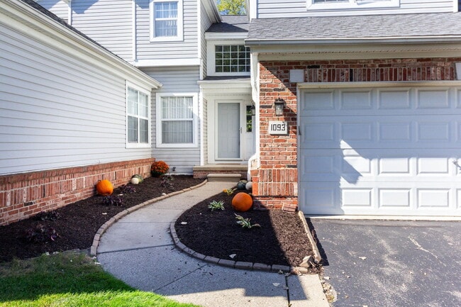 Building Photo - 1093 Fairways Blvd