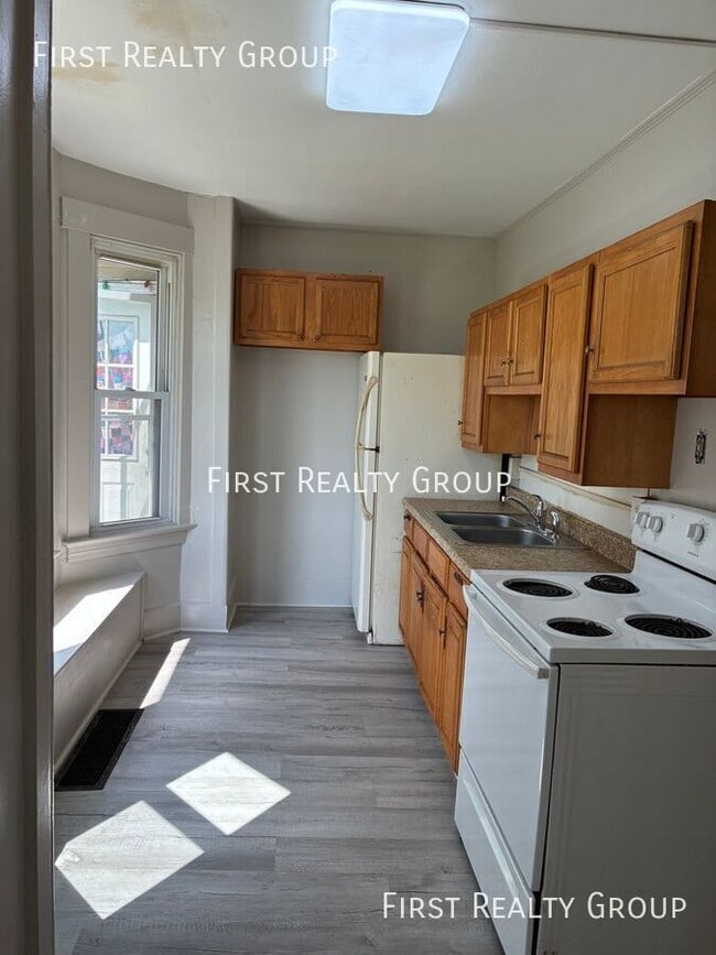 Building Photo - 123 E 6th St