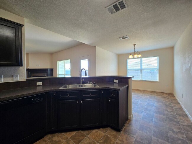 Foto del edificio - $250 OFF YOUR 1ST FULL MONTH RENT - AVAILABLE NOW!