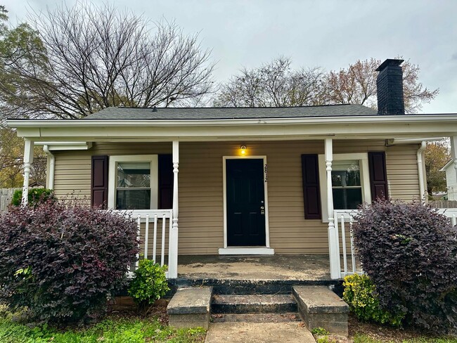 Building Photo - Move In Ready Home Close to Uptown bonus/3...