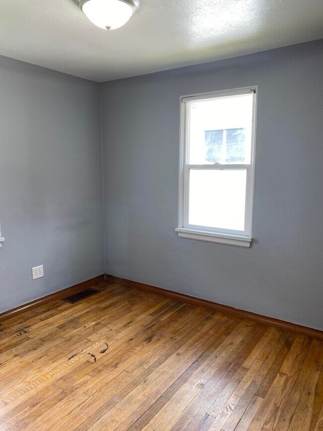Building Photo - 3 Bed / 2 Bath House in North Spokane