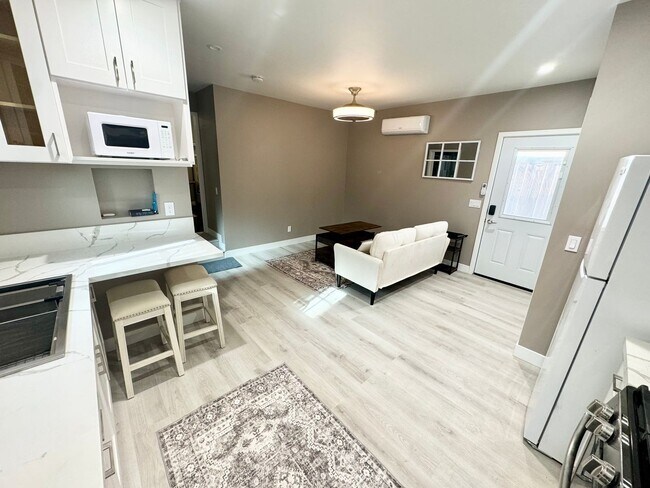 Foto del edificio - ***Updated 1 bed 1 bath ADU with washer/dryer***