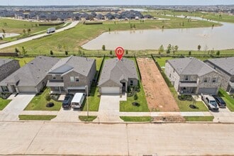 Building Photo - 27619 Village Cir Dr