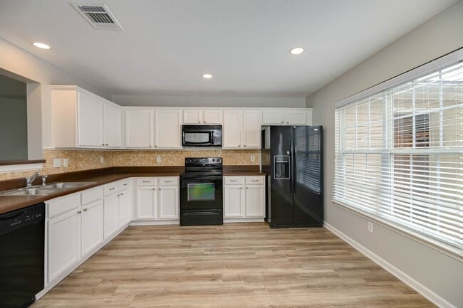 Lee Crossing Neighborhood, Easy access to ... - Lee Crossing Neighborhood, Easy access to ... Townhome