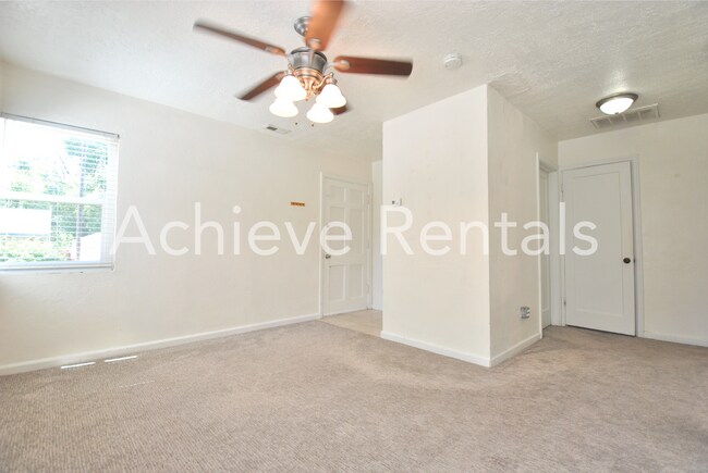 Foto del edificio - 1068 Crescent Dr